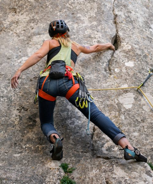 mujer-tiro-completo-escalando-montanas
